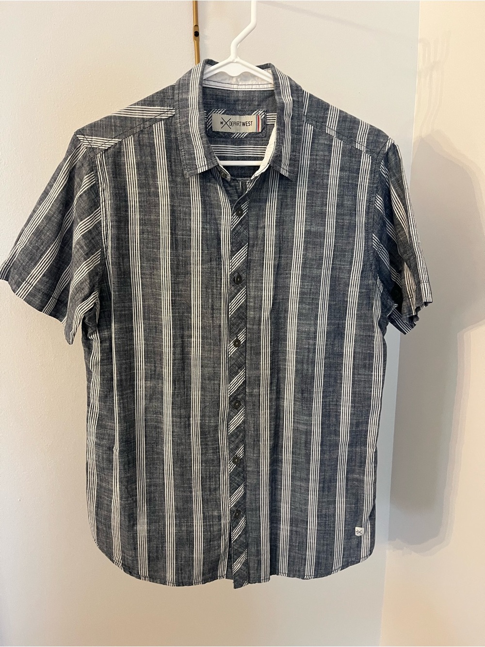 Depart west Men's Short Sleeve Button-Down in blue and White Stripes